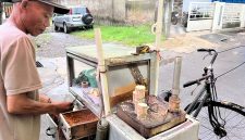 Penjual kue putu keliling di Probolinggo