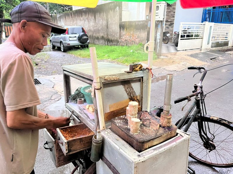 Penjual kue putu keliling di Probolinggo