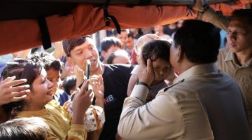 Momen saat Presiden Prabowo bersama Korban Bencana/ foto : Sekretariat Presiden