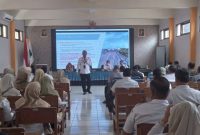 Pj. Sekretaris Daerah Kota Probolinggo saat memberikan materi.