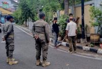 Satpol PP gencar menertibkan aktivitas pemasangan tiang provider Wi-Fi ilegal.