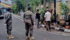 Satpol PP gencar menertibkan aktivitas pemasangan tiang provider Wi-Fi ilegal.