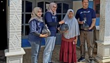 Pihak BRI  Unit banyuanyar membagikan ratusan paket sembako kepada warga prasejahtera.