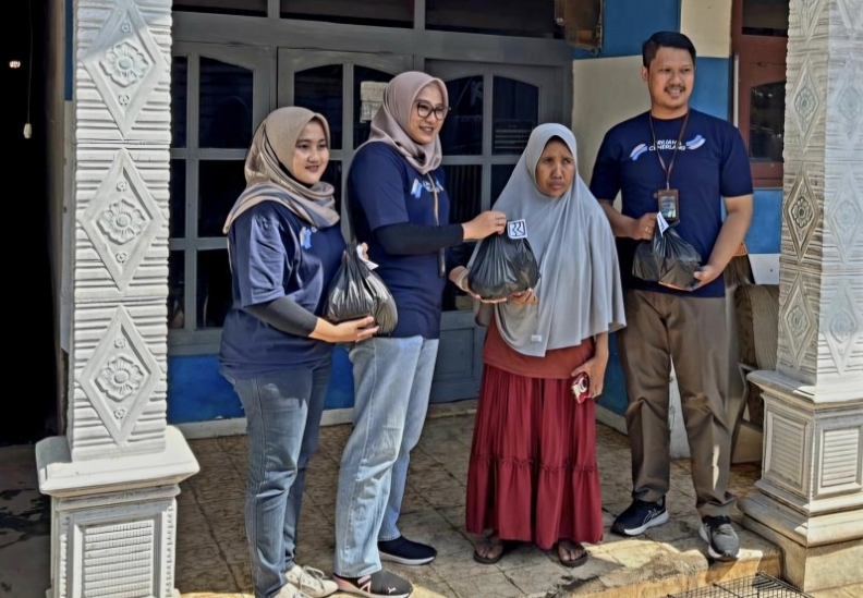 Pihak BRI  Unit banyuanyar membagikan ratusan paket sembako kepada warga prasejahtera.