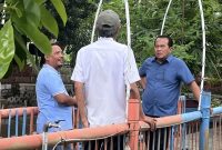 Plt. Kepala Dinas Lingkungan Hidup (DLH) Provinsi Jawa Timur, Dr. Nurkholis saat meninjau lokasi mata air Gayam.