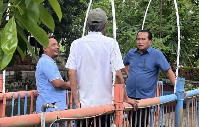 Plt. Kepala Dinas Lingkungan Hidup (DLH) Provinsi Jawa Timur, Dr. Nurkholis saat meninjau lokasi mata air Gayam.