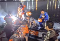 Petugas gabungan saat evakuasi korban