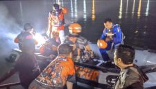 Petugas gabungan saat evakuasi korban