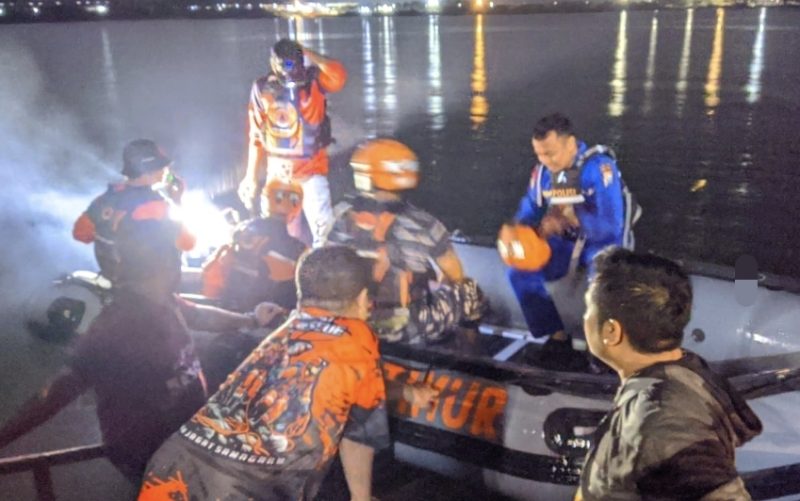 Petugas gabungan saat evakuasi korban