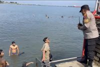 Petugas Kepolisian saat memberikan himbauan kepada salah satu pengunjung.