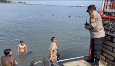 Petugas Kepolisian saat memberikan himbauan kepada salah satu pengunjung.