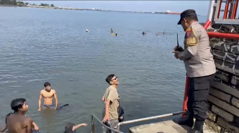 Petugas Kepolisian saat memberikan himbauan kepada salah satu pengunjung.