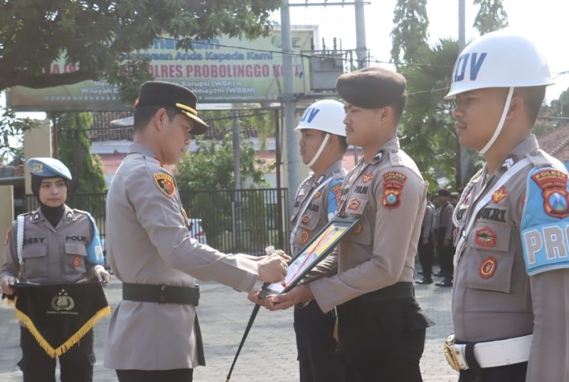 Kapolres Probolinggo Kota saat melaksanakan upacara PTDH.