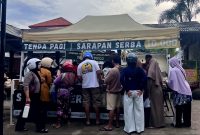 Aktivitas Tenda Pagi yang Diserbu Pembeli