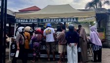 Aktivitas Tenda Pagi yang Diserbu Pembeli