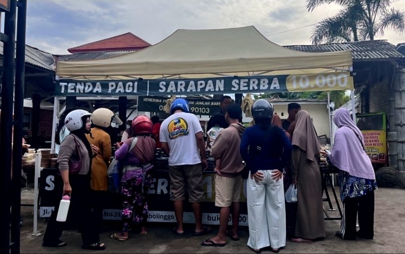 Aktivitas Tenda Pagi yang Diserbu Pembeli