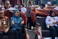 Walikota Probolinggo saat mencoba becak listrik bantuan Presiden Prabowo