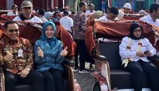 Walikota Probolinggo saat mencoba becak listrik bantuan Presiden Prabowo