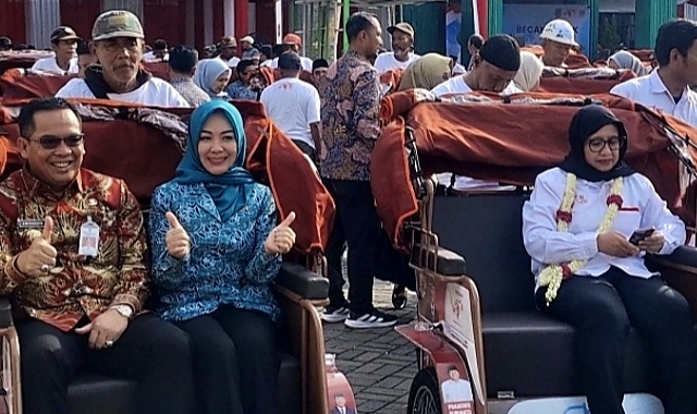 Walikota Probolinggo saat mencoba becak listrik bantuan Presiden Prabowo