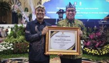 Walikota Probolinggo bersama Kepala Bagian Hukum Setda Kota Probolinggo