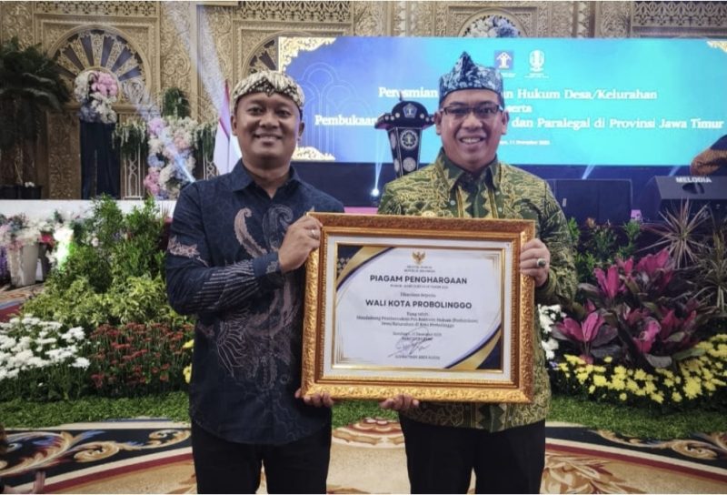 Walikota Probolinggo bersama Kepala Bagian Hukum Setda Kota Probolinggo 