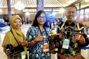 Kepala Dinas Lingkungan Hidup (DLH) Kota Probolinggo, Retno Wandansari (tengah) saat memegang piala penghargaan.