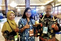 Kepala Dinas Lingkungan Hidup (DLH) Kota Probolinggo, Retno Wandansari (tengah) saat memegang piala penghargaan.
