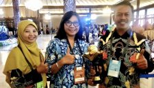 Kepala Dinas Lingkungan Hidup (DLH) Kota Probolinggo, Retno Wandansari (tengah) saat memegang piala penghargaan.