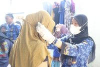 Petugas saat memeriksa salah satu warga binaan