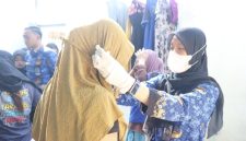 Petugas saat memeriksa salah satu warga binaan