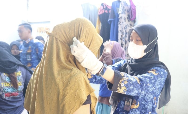 Petugas saat memeriksa salah satu warga binaan