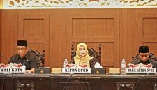 Walikota Probolinggo dan DPRD saat pengesahan 5 Perda