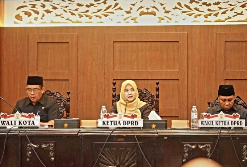 Walikota Probolinggo dan DPRD saat pengesahan 5 Perda