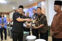 Walikota Probolinggo saat menyerahkan penghargaan