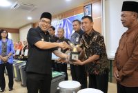 Walikota Probolinggo saat menyerahkan penghargaan