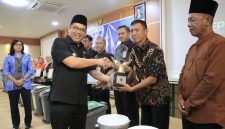 Walikota Probolinggo saat menyerahkan penghargaan