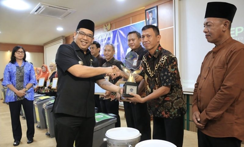 Walikota Probolinggo saat menyerahkan penghargaan