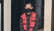 Terdakwa kasus korupsi Bank Rakyat Indonesia (BRI) Cabang Probolinggo, Riang Fauzi saat diamankan. Foto: Istimewa. (19/12/2025).