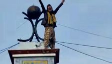 Seorang pria di atas gapura teriak walikota Probolinggo