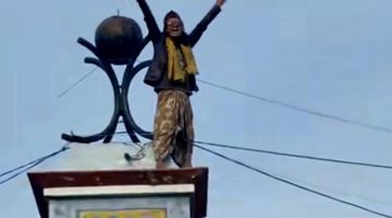 Seorang pria di atas gapura teriak walikota Probolinggo