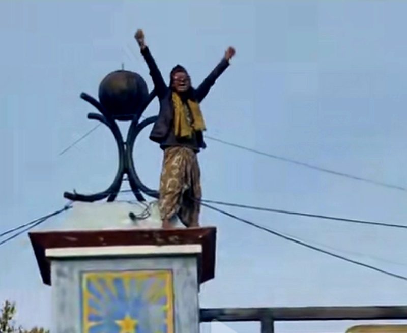 Seorang pria di atas gapura teriak walikota Probolinggo