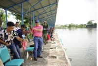 Keseruan walikota Probolinggo saat mengikuti lomba mancing
