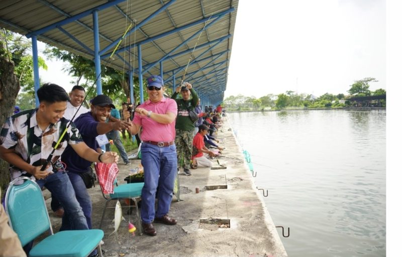 Keseruan walikota Probolinggo saat mengikuti lomba mancing