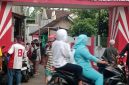 Suasana di TKP saat warga berdatangan