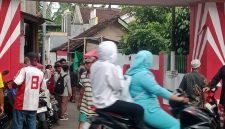 Suasana di TKP saat warga berdatangan