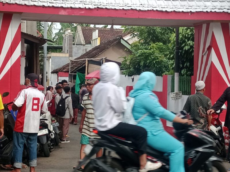 Suasana di TKP saat warga berdatangan