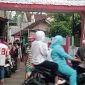 Suasana di TKP saat warga berdatangan