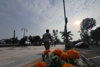 Salah satu warga berolahraga di sekitar alun - alun kota Probolinggo