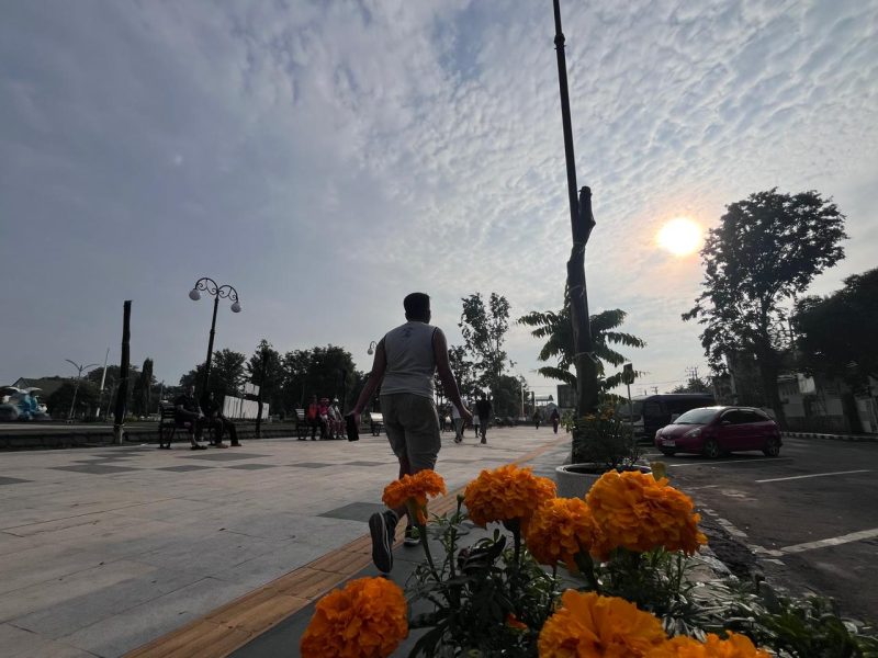 Salah satu warga berolahraga di sekitar alun - alun kota Probolinggo