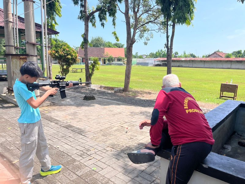 Salah satu calon atlit sedang melakukan latihan mrnembak